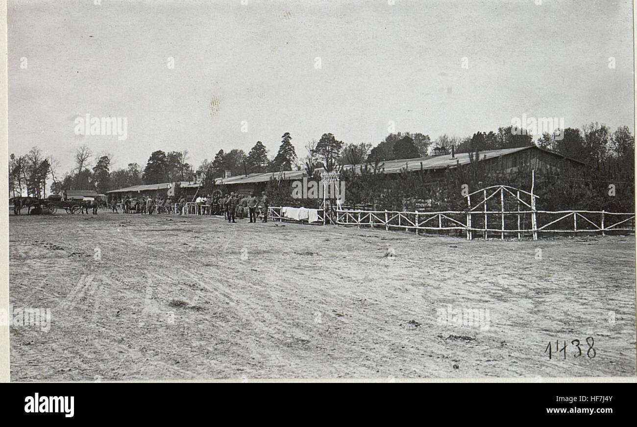 Questa immagine storica mostra scene della prima guerra mondiale, raffiguranti alloggi militari, servizi sul campo e strutture ricreative sul fronte della guerra russa. La documentazione visiva fa parte delle collezioni Europeana dell'era 1914-1918, offrendo uno sguardo sulla vita quotidiana della guerra. Foto Stock