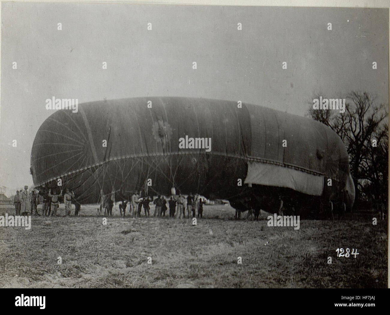 Questa immagine raffigura i palloni di osservazione utilizzati dall'esercito austro-ungarico durante la prima guerra mondiale. Questi palloni furono cruciali per la ricognizione aerea sul campo di battaglia durante il conflitto. Foto Stock