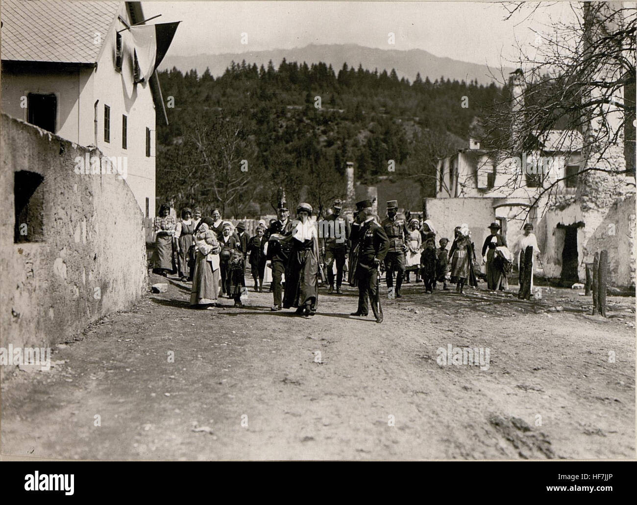 Ihre Majestät Kaiser in Zita besichtigt die Ortschaft Abgebrannte Pöckau.(4-VI.1917.) 15798768) Foto Stock