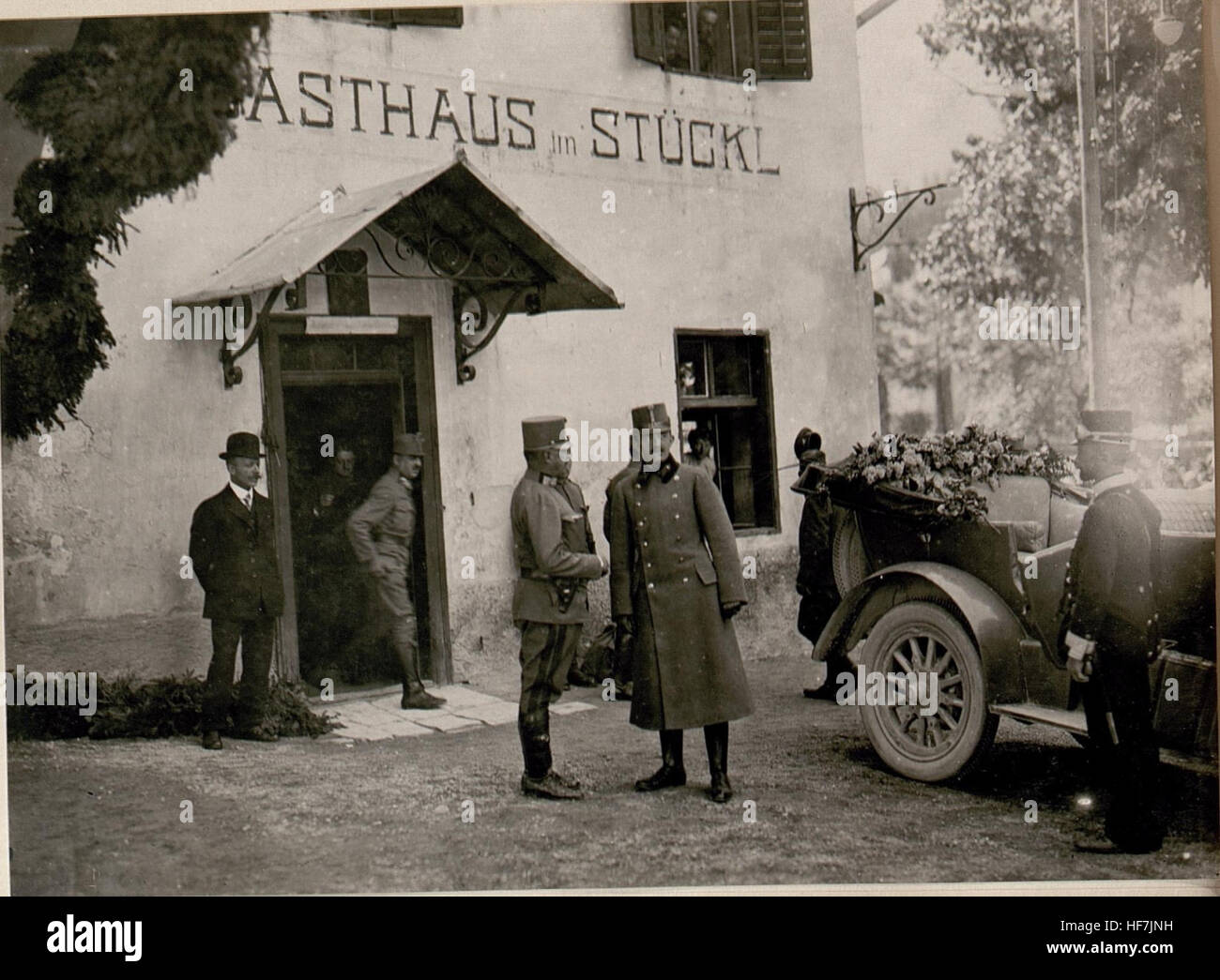 Questa fotografia del 1917 mostra un'interazione tra Suor maggiore e l'ufficiale generale von Krobatin durante la prima guerra mondiale. Il contesto storico cattura la serietà della leadership militare e della diplomazia in tempo di guerra. Foto Stock