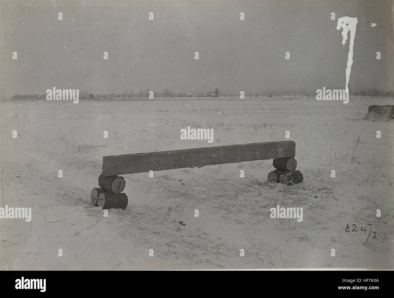 Questa immagine della prima guerra mondiale raffigura test esplosivi condotti sul fronte russo. Mette in evidenza le tecniche di misurazione militari e le strategie belliche del periodo, concentrandosi sul potere distruttivo delle esplosioni e sul loro uso tattico nella guerra. Foto Stock