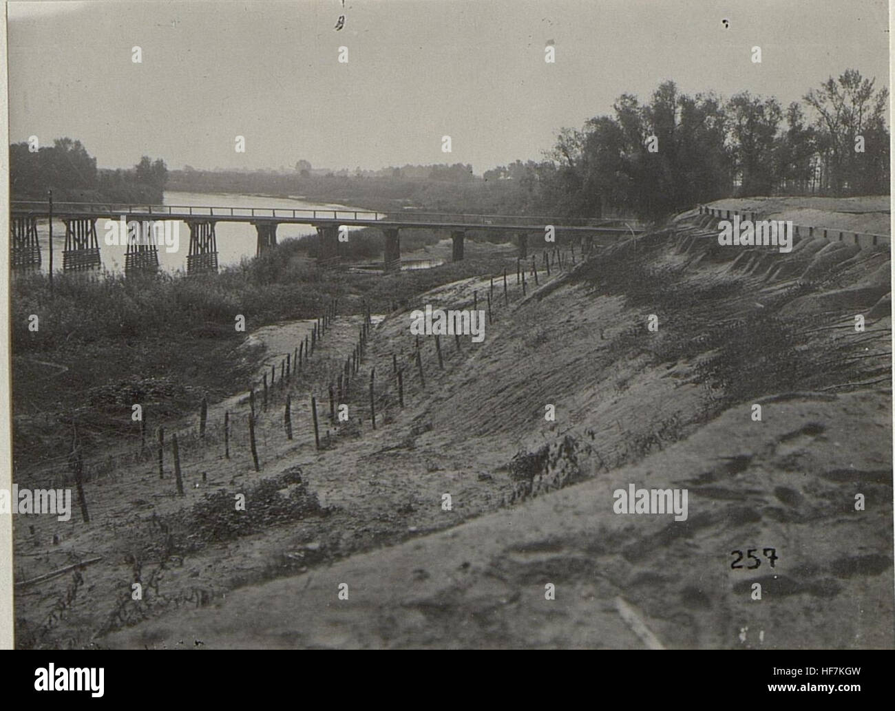 "Kriegsalbum 95" è un album fotografico dell'era della prima guerra mondiale, che mostra i documenti dettagliati e la documentazione della guerra, comprese le immagini relative alla sorveglianza militare e in tempo di guerra nel teatro europeo. Foto Stock