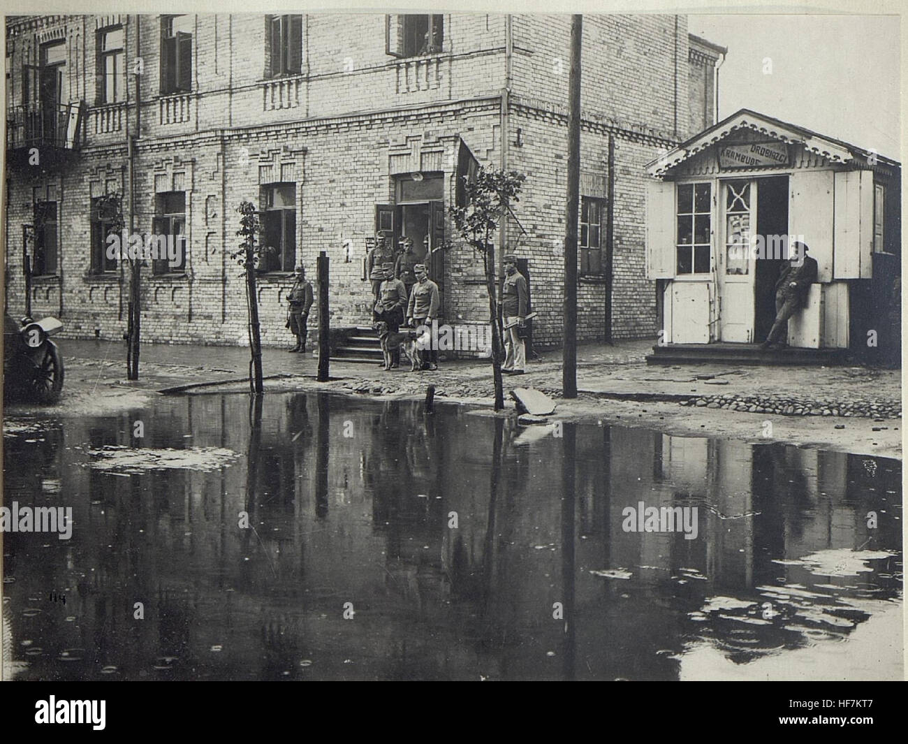 Questa fotografia mostra il Kowel, Sitz d.K.K. Qu.Abtlg., scattato dopo una tempesta, probabilmente durante l'era della prima guerra mondiale. L'immagine fornisce informazioni sull'ambientazione di Kowel durante l'inizio del XX secolo e offre uno sguardo sulla vita durante la guerra in questo periodo storico. Foto Stock