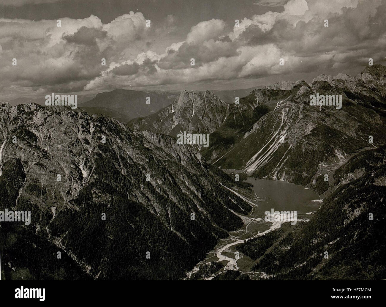 Questa fotografia del 1917 offre una vista della Seebachtal e delle montagne circostanti durante la prima guerra mondiale, catturando un momento nel paesaggio europeo tra lo sfondo storico della guerra. Foto Stock