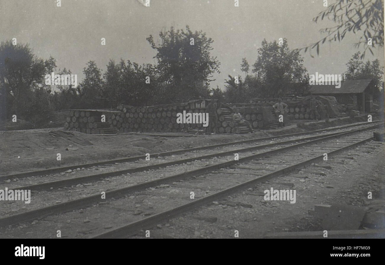 Un deposito di munizioni della prima guerra mondiale, con proiettili di artiglieria da 30,5 cm e 38 cm conservati per uso militare. Questa immagine fa parte delle collezioni Europeana 1914-1918, che illustrano la logistica e la preparazione dei materiali bellici. Foto Stock