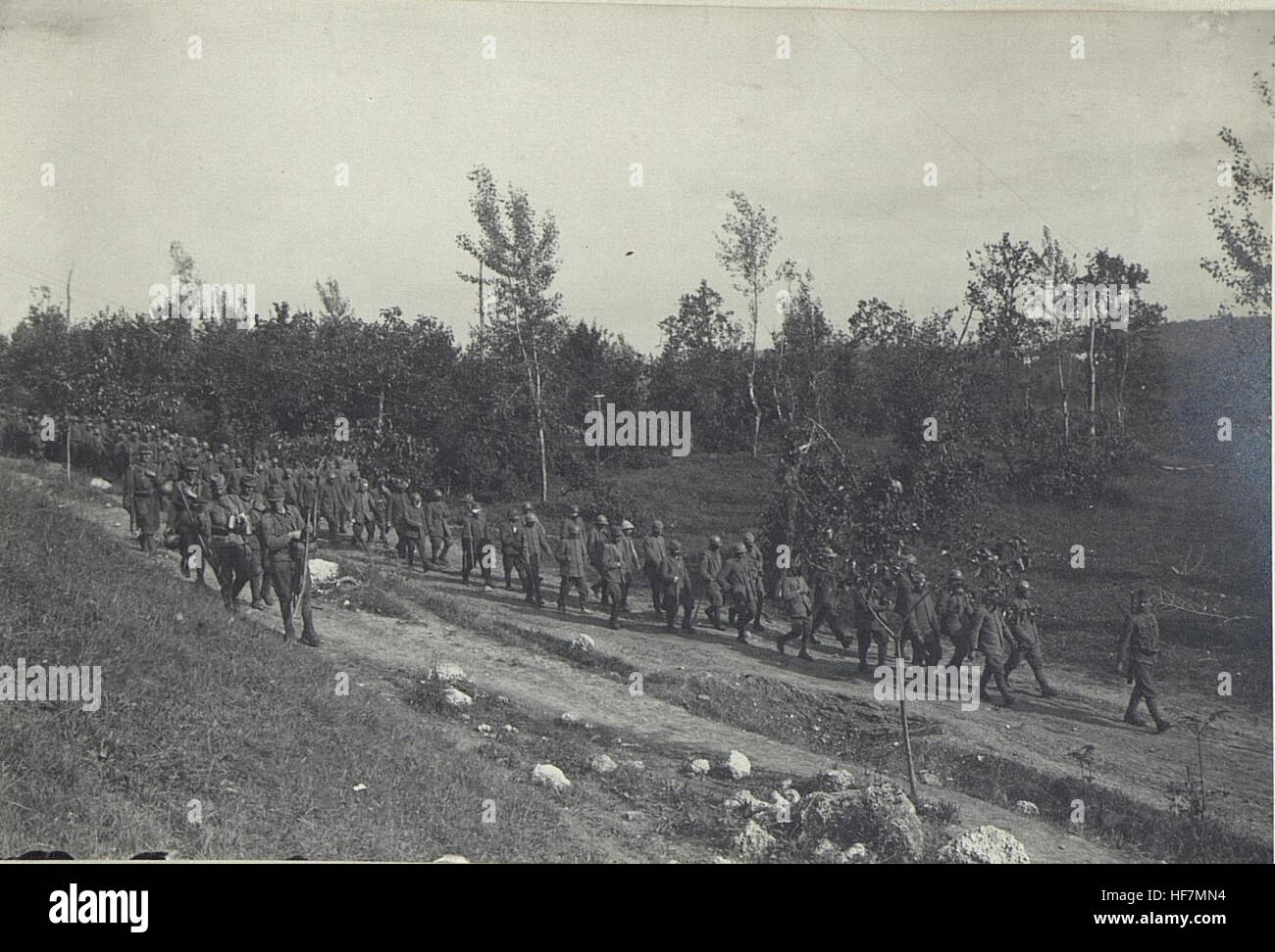 Questa immagine del 1914-1918 raffigura il trasporto di prigionieri di guerra durante la prima guerra mondiale. La fotografia fa parte delle collezioni Europeana, illustrando le dure condizioni e le realtà belliche del periodo. Foto Stock