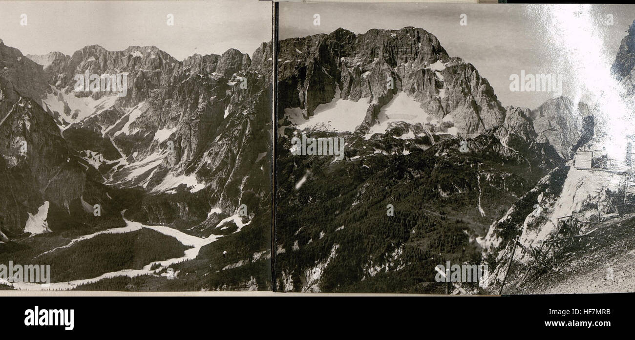 Questa immagine tratta dalle collezioni Europeana mostra il gruppo Montasch-Wischberg sull'ala sinistra dello Schwarzenberg durante la prima guerra mondiale. La foto cattura un momento del combattimento aereo della guerra nel 1917. Foto Stock