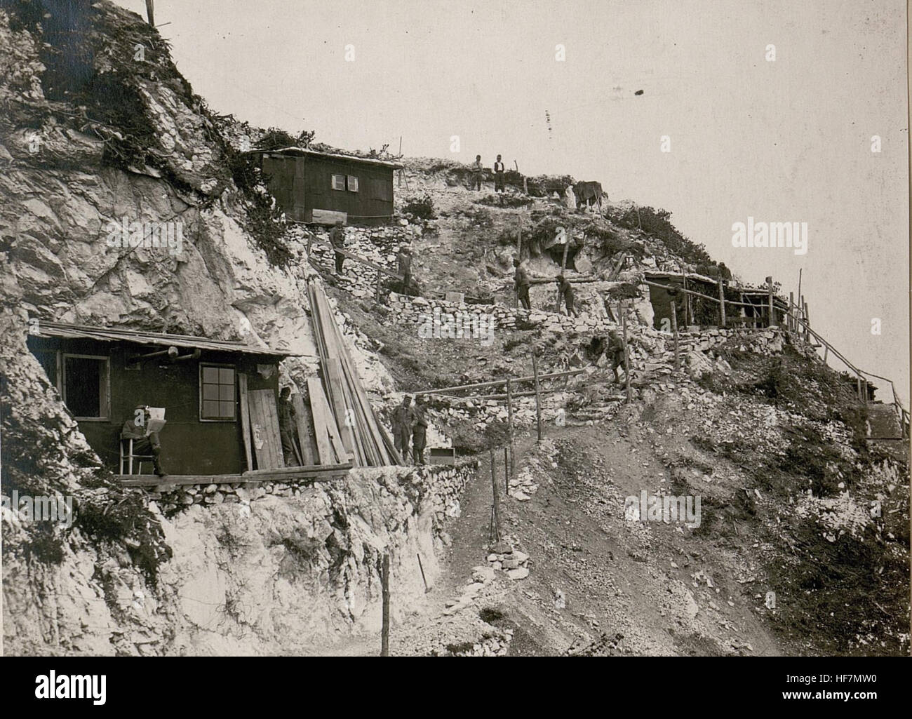 Questa fotografia del 1917 cattura le sistemazioni militari a Schwarzenberg durante la prima guerra mondiale, mostrando le condizioni di vita dei soldati di stanza lì. Foto Stock