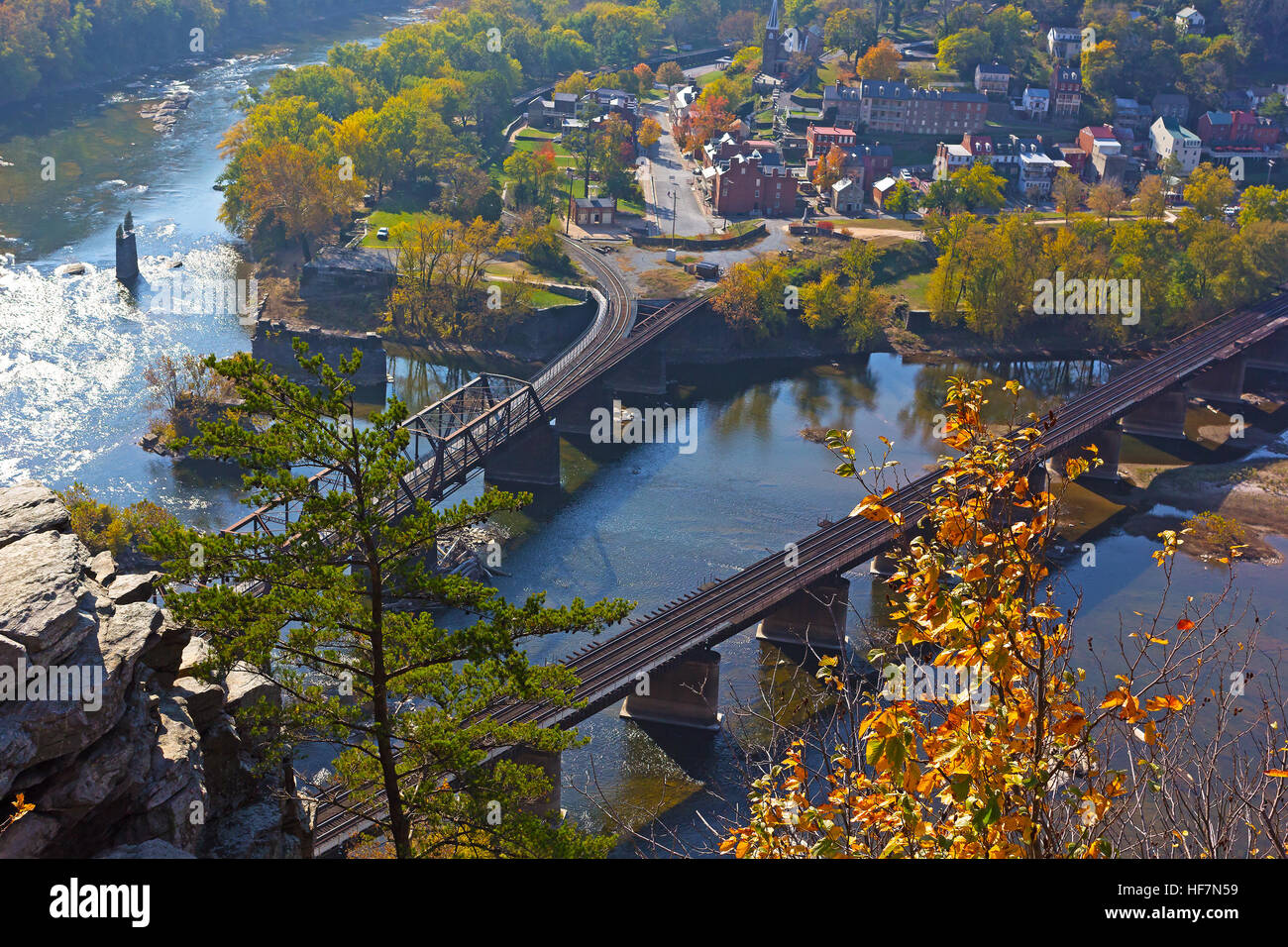 Una vista su harpers Ferry città da outlook in autunno. Foto Stock