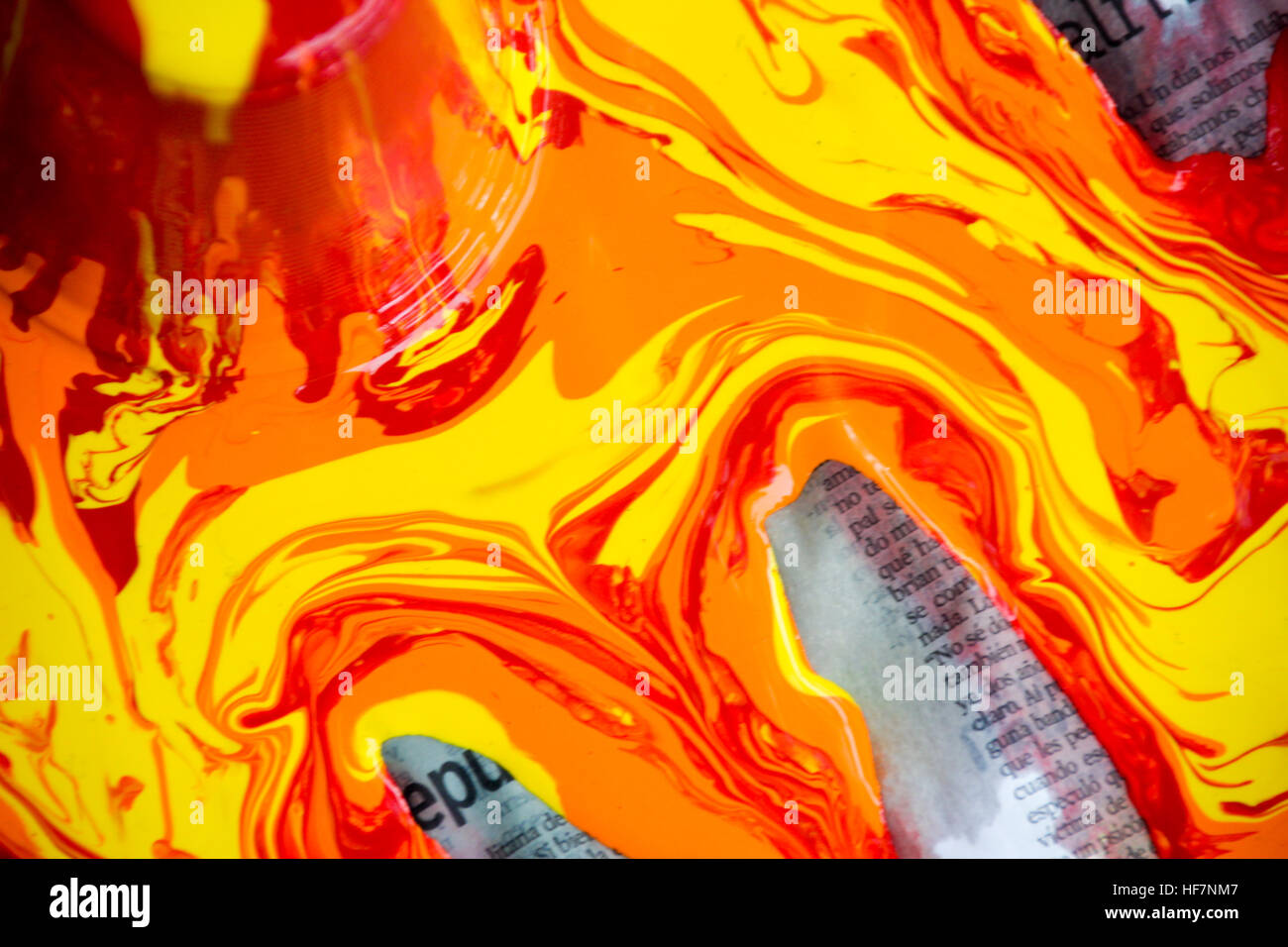 Fotografia di alcuni vernice riversando fuori e versare su un foglio di carta Foto Stock