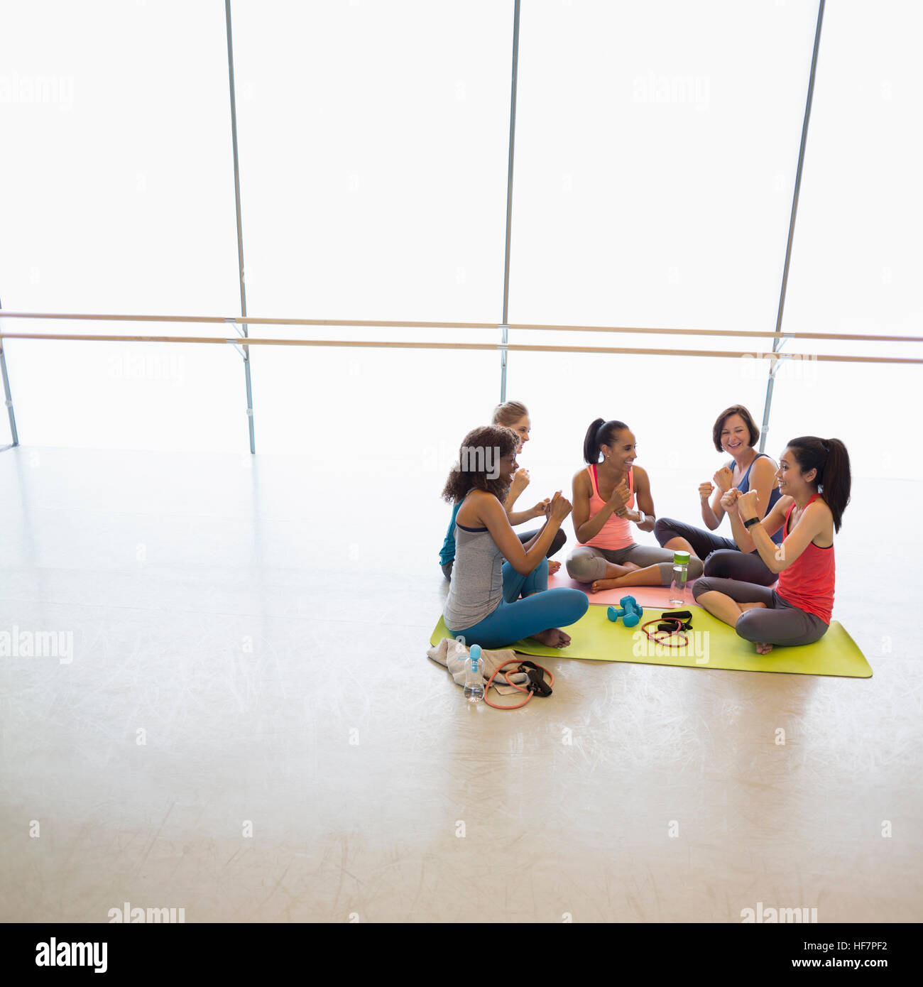 Donne gesticolando con i pugni in esercizio palestra classe studio Foto Stock