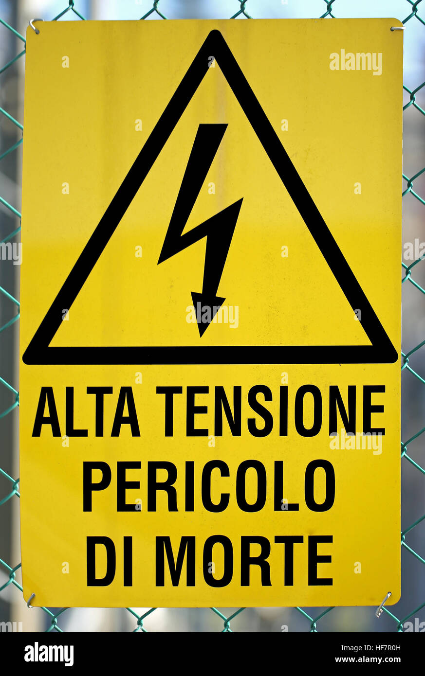 Segno scritto in italiano che significa Alta tensione pericolo di morte