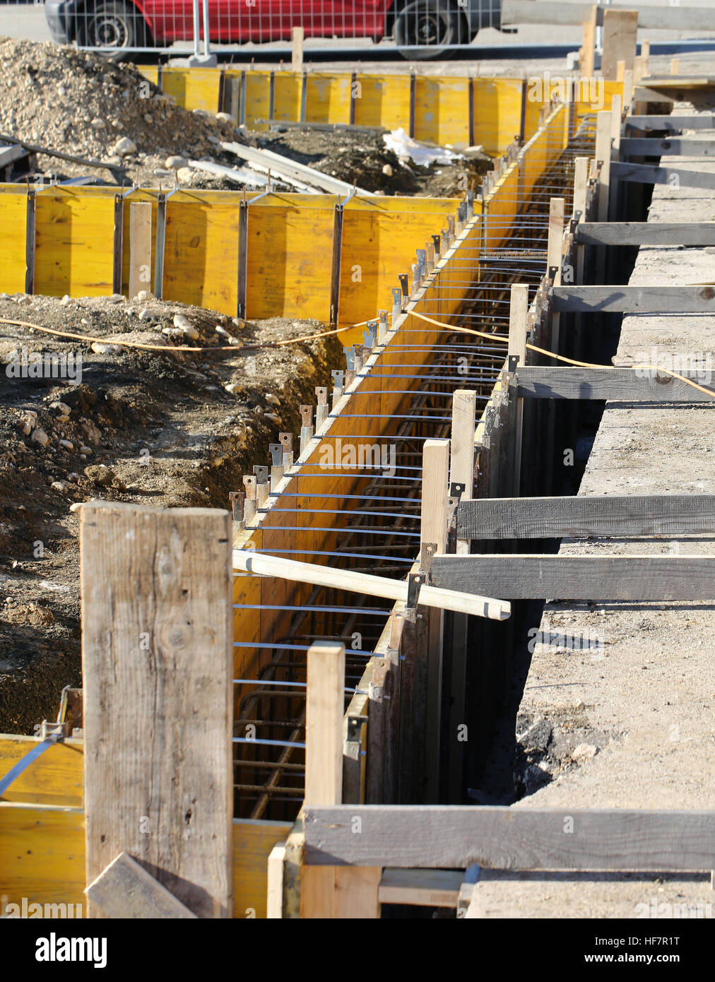 In un cantiere per la costruzione di pareti di casa con cemento armato Foto Stock