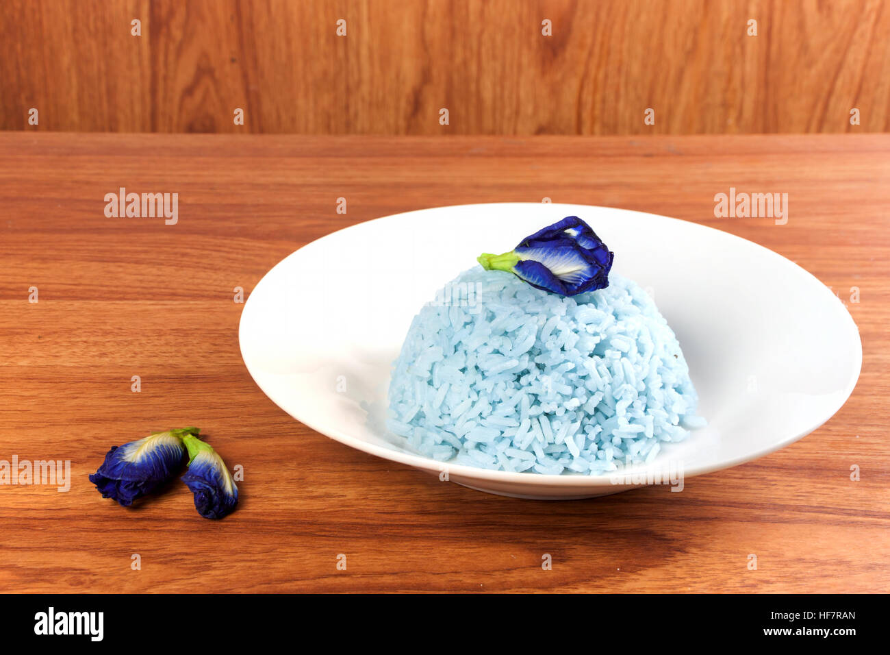 Riso blu cucinare da Butterfly fiore di pisello (Clitoria ternatea L) nel piatto bianco. Il riso è un colorati e profumati fiori e buona per la salute. Foto Stock