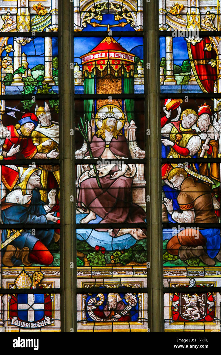 Vetrata raffigurante Gesù Cristo il Venerdì Santo nella cattedrale di Saint Bavo a Gand, Fiandre, in Belgio. Foto Stock