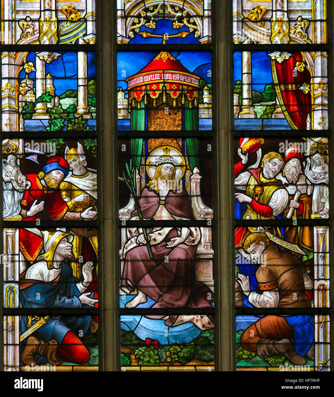 Vetrata raffigurante Gesù Cristo il Venerdì Santo nella cattedrale di Saint Bavo a Gand, Fiandre, in Belgio. Foto Stock