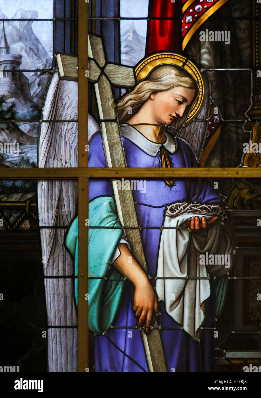 Il vetro macchiato in la chiesa di San Nicola, Gand, Belgio, raffiguranti e Angel tenendo l'Arma Christi, allegoria della sofferenza di Gesù. Foto Stock