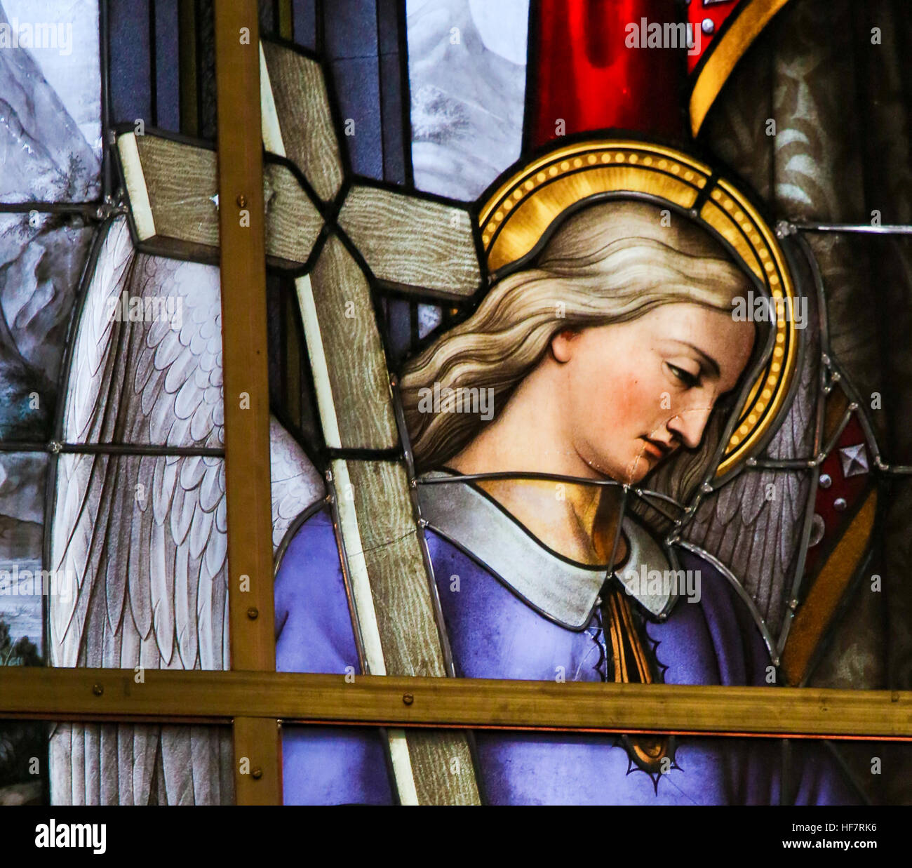 Il vetro macchiato in la chiesa di San Nicola, Gand, Belgio, raffigurante un angelo che porta una croce Foto Stock