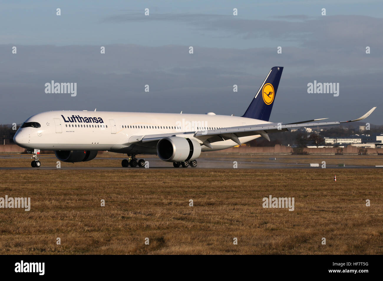 Stuttgart, Germania - 27 dicembre 2016: Lufthansa Airbus A350-900 presso l'Aeroporto di Stoccarda Foto Stock