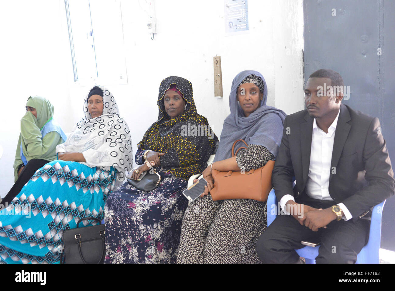 Il quartiere Abdiazizi commissario, Osman Mohyadin Arif (a destra) e i residenti della regione di Banadir testimonianza del processo elettorale per scegliere i membri della Casa del Popolo del parlamento federale a Mogadiscio, Somalia il 30 novembre 2016. / Omar Abdisalan Foto Stock