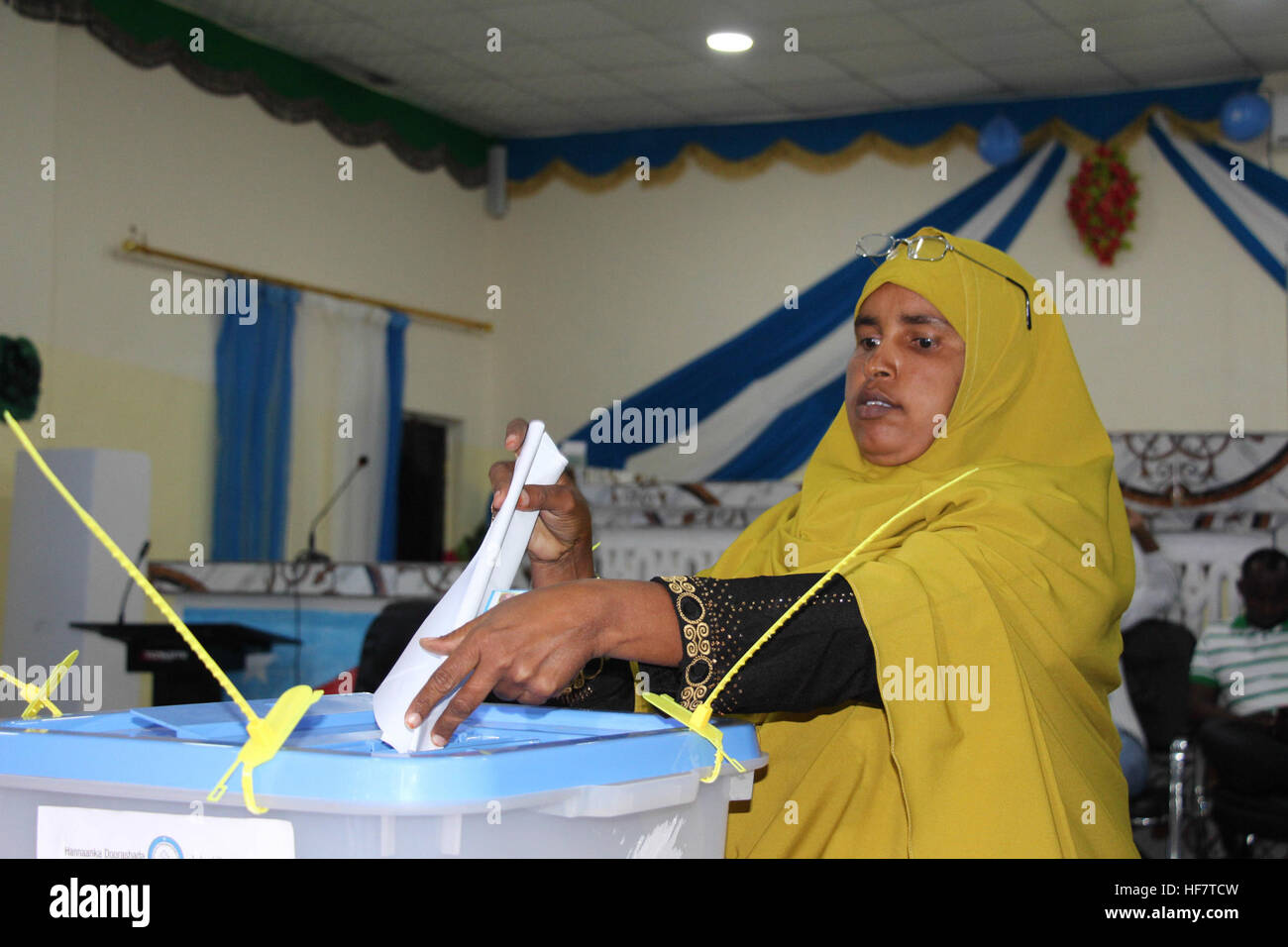 Un delegato getta il suo voto durante il processo elettorale per scegliere i membri della Casa del Popolo di Baidoa, Somalia sul dicembre 03, 2016. AMISOM foto/Abdikarim Mohamed Foto Stock