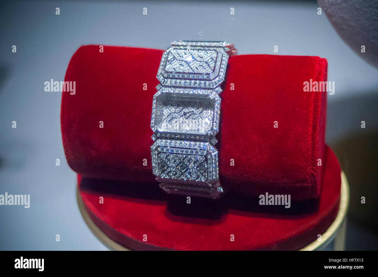 Un display di gioielli con diamanti nella finestra di Cartier in New York lunedì, 19 dicembre 2016. Secondo la De Beers vendite globali di diamanti sono giù e mercanti di diamante sono incolpando India del divieto di 500 e 1000 rupee note. (© Richard B. Levine) Foto Stock