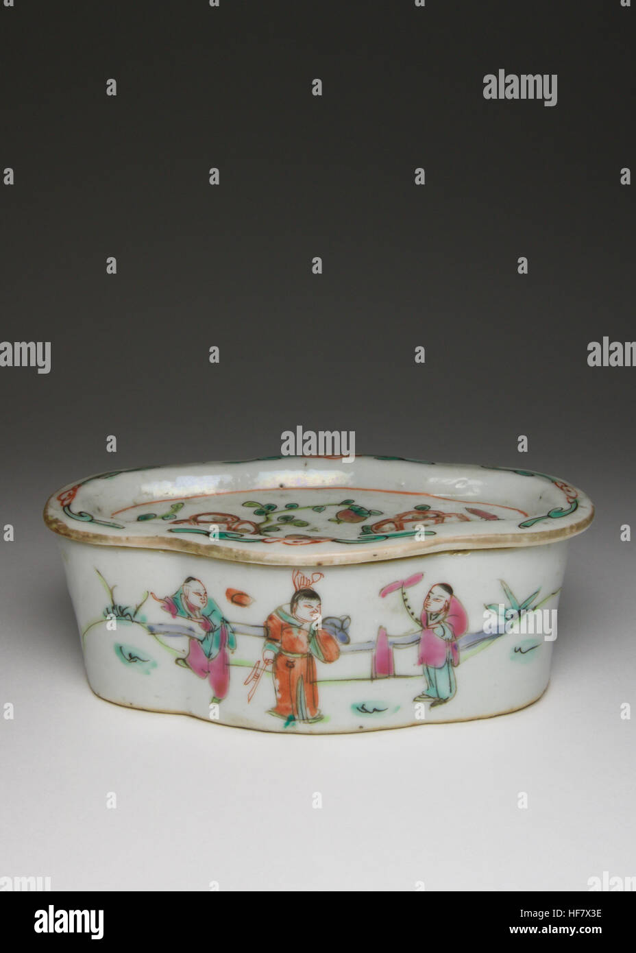 Cinese antichi famille rose scatola in porcellana e coperchio, dipinta su entrambi i lati con le figure all'interno di un giardino. Foto Stock