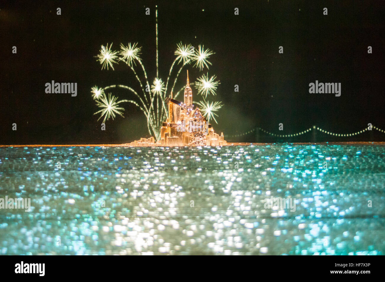 Un display di gioielli con diamanti nella finestra di Tiffany & Co. di New York lunedì, 19 dicembre 2016. Secondo la De Beers vendite globali di diamanti sono giù e mercanti di diamante sono incolpando India del divieto di 500 e 1000 rupee note. (© Richard B. Levine) Foto Stock