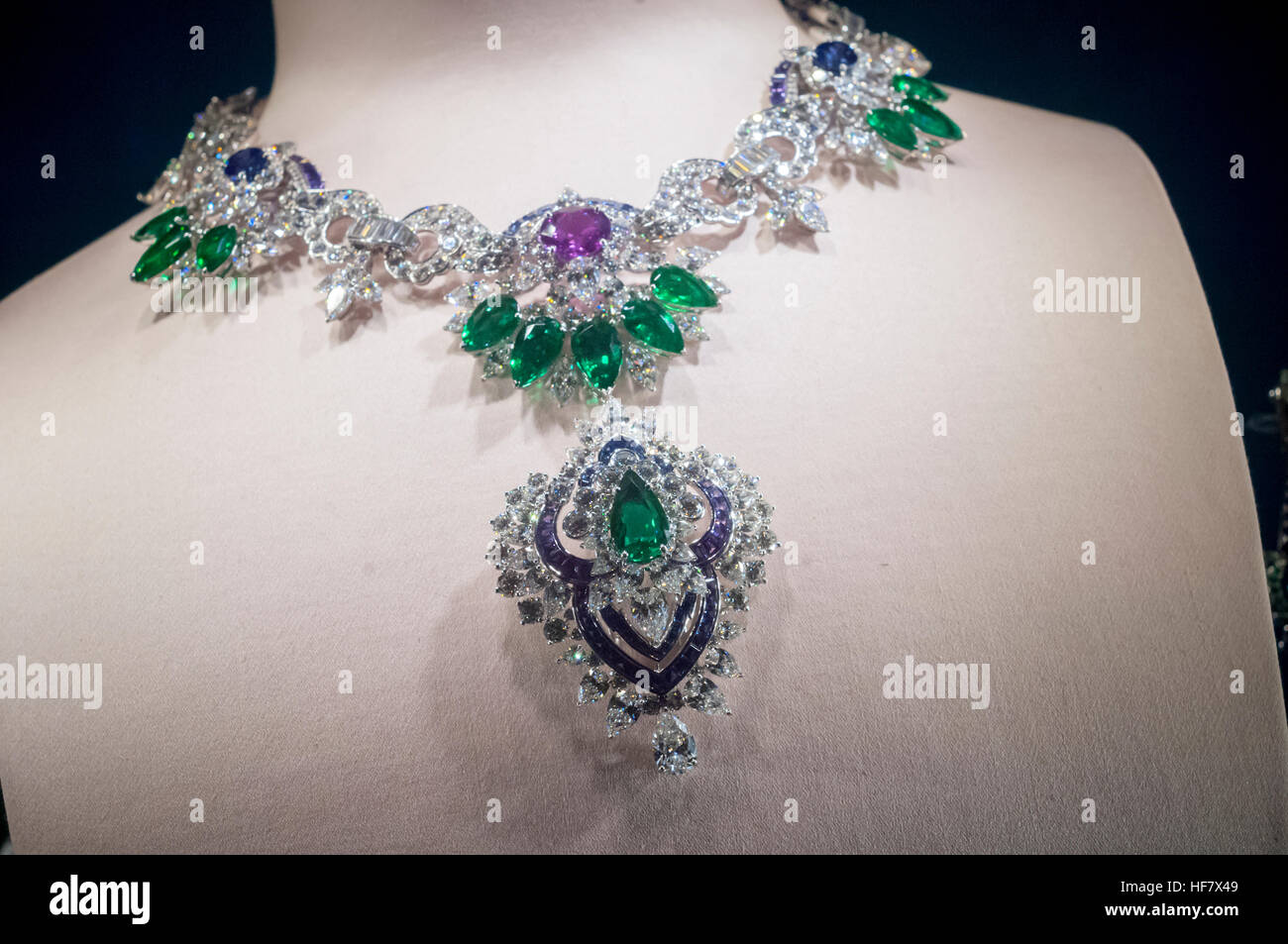 Un display di gioielli con diamanti in Van Cleef & Arpels negozio gioielli in New York lunedì, 19 dicembre 2016. Secondo la De Beers vendite globali di diamanti sono giù e mercanti di diamante sono incolpando India del divieto di 500 e 1000 rupee note. (© Richard B. Levine) Foto Stock
