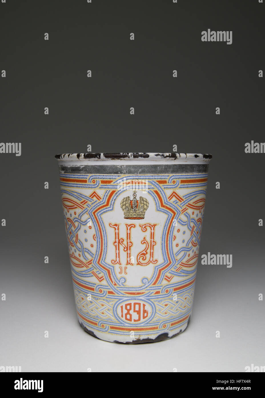 Becher è stato realizzato per commemorare il russo incoronazione imperiale del Tsar Nicholas II. Il becher misure 10.5cm alta. Le fotografie mostrano il bicchiere f Foto Stock