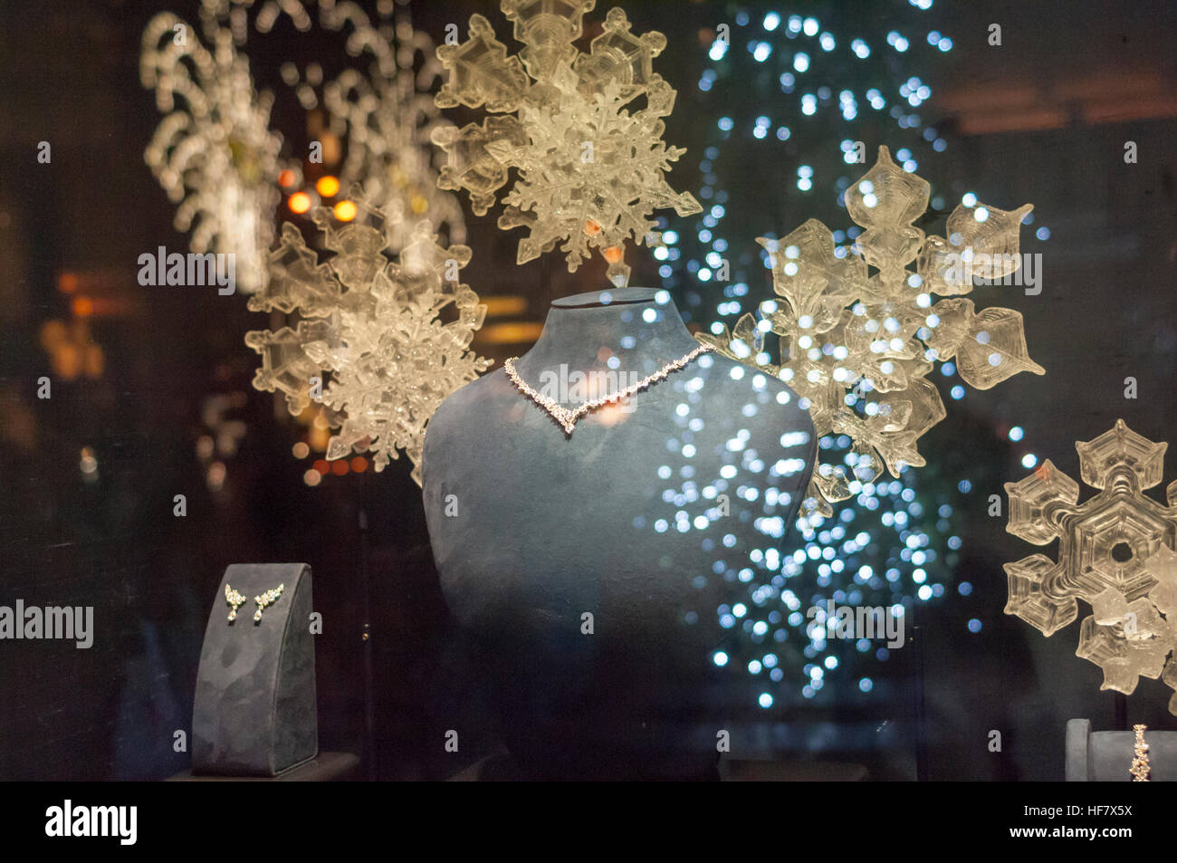 Un display di gioielli con diamanti in Harry Winston negozio gioielli finestra in New York lunedì, 19 dicembre 2016. Secondo la De Beers vendite globali di diamanti sono giù e mercanti di diamante sono incolpando India del divieto di 500 e 1000 rupee note. (© Richard B. Levine) Foto Stock