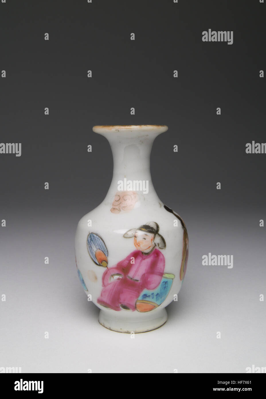 Vintage cinese famille rose in miniatura vaso di porcellana dipinta con quattro cifre. Il vaso misure 77mm alta. Foto Stock