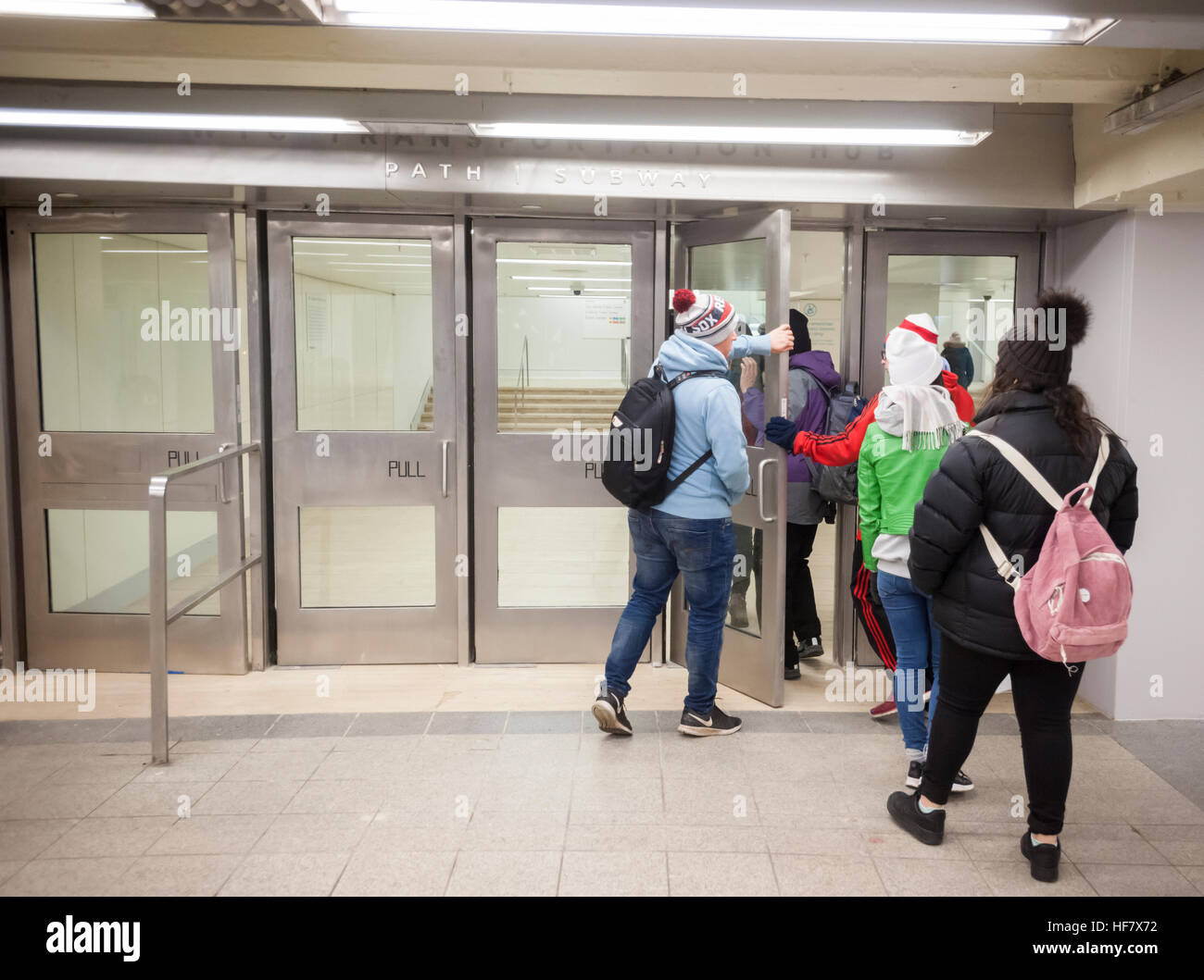 Pendolari e altri viaggiatori passano attraverso la recente apertura del World Trade Center passaggio di connessione in New York lunedì, 19 dicembre 2016. Il passaggio che mette in comunicazione le camere Street Subway Station con il WTC oculo e ulteriormente sul percorso stazione, è un retaggio dall'originale World Trade Center, distrutta in un attacco terroristico su sett. 11, 2001. La rampa e il pavimento in travertino sono originali nonché una porta commemorative, etichettata "ATF1 9-13' indicando la zona è stato cercato dal Massachusetts Task Force 1 Ricerca e salvataggio in aree urbane del team su Settembre 13. (© Richard B. Levine Foto Stock