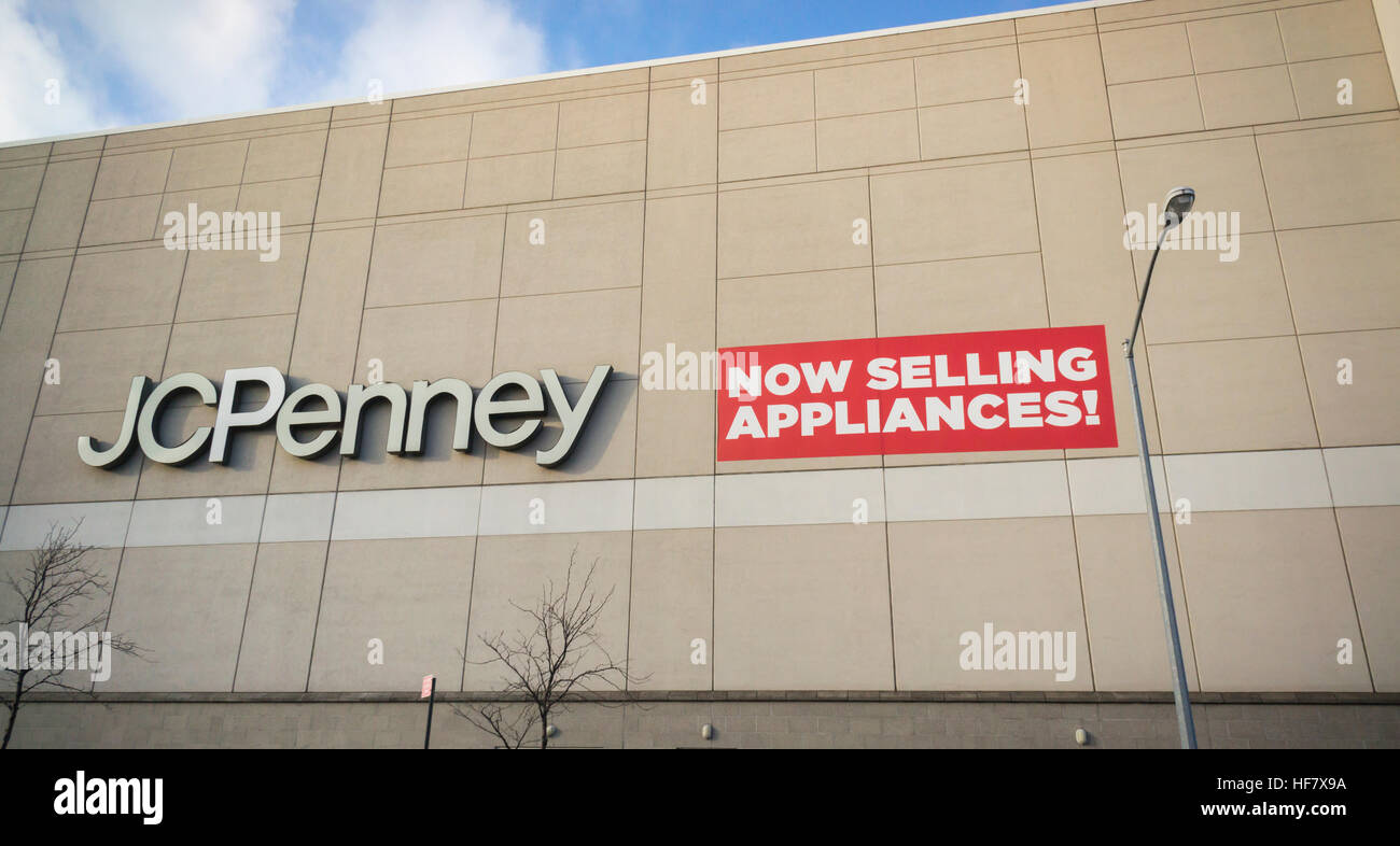 Un segno al di fuori di un JCPenney department store nel Queens Center Mall New York Sabato, Dicembre 24, 2016 annuncia con orgoglio che il department store è ora portando gli apparecchi. Gli apparecchi sono particolarmente attraenti per il department store come essi sono raramente acquistati su Internet gli acquirenti che richiedono di immettere un mattone e mortaio store. (© Richard B. Levine) Foto Stock