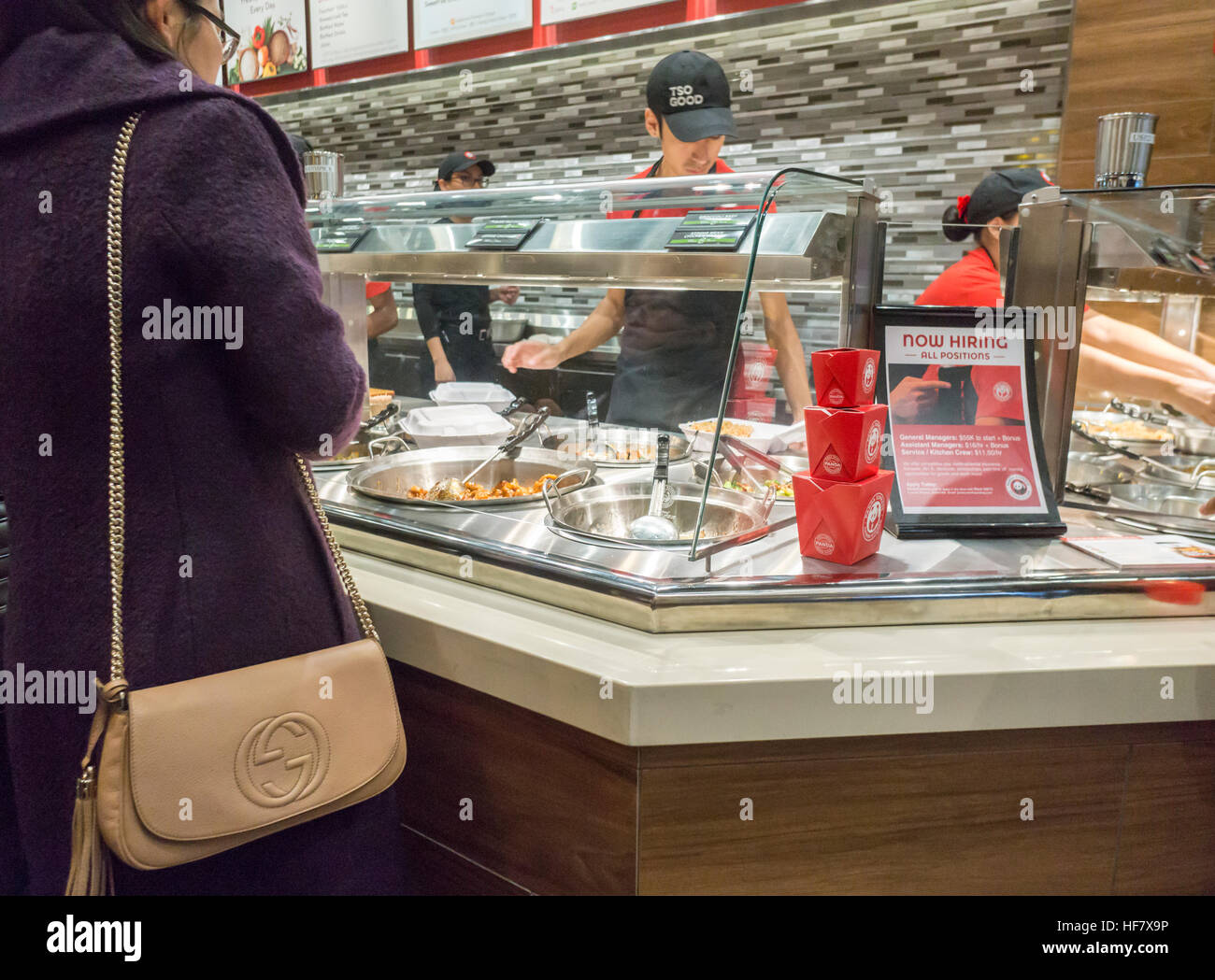 I lavoratori nella nuova apertura Panda Express a New York vicino Penn Station su Venerdì, Dicembre 23, 2016. Panda Express, onnipresente in centri commerciali e negli aeroporti e noto per la sua firma "arancione" di pollo piatto, è nel processo di espansione in New York. Il ristorante è di proprietà privata e ha 1.800 negozi sparsi in tutto il mondo. (© Richard B. Levine) Foto Stock