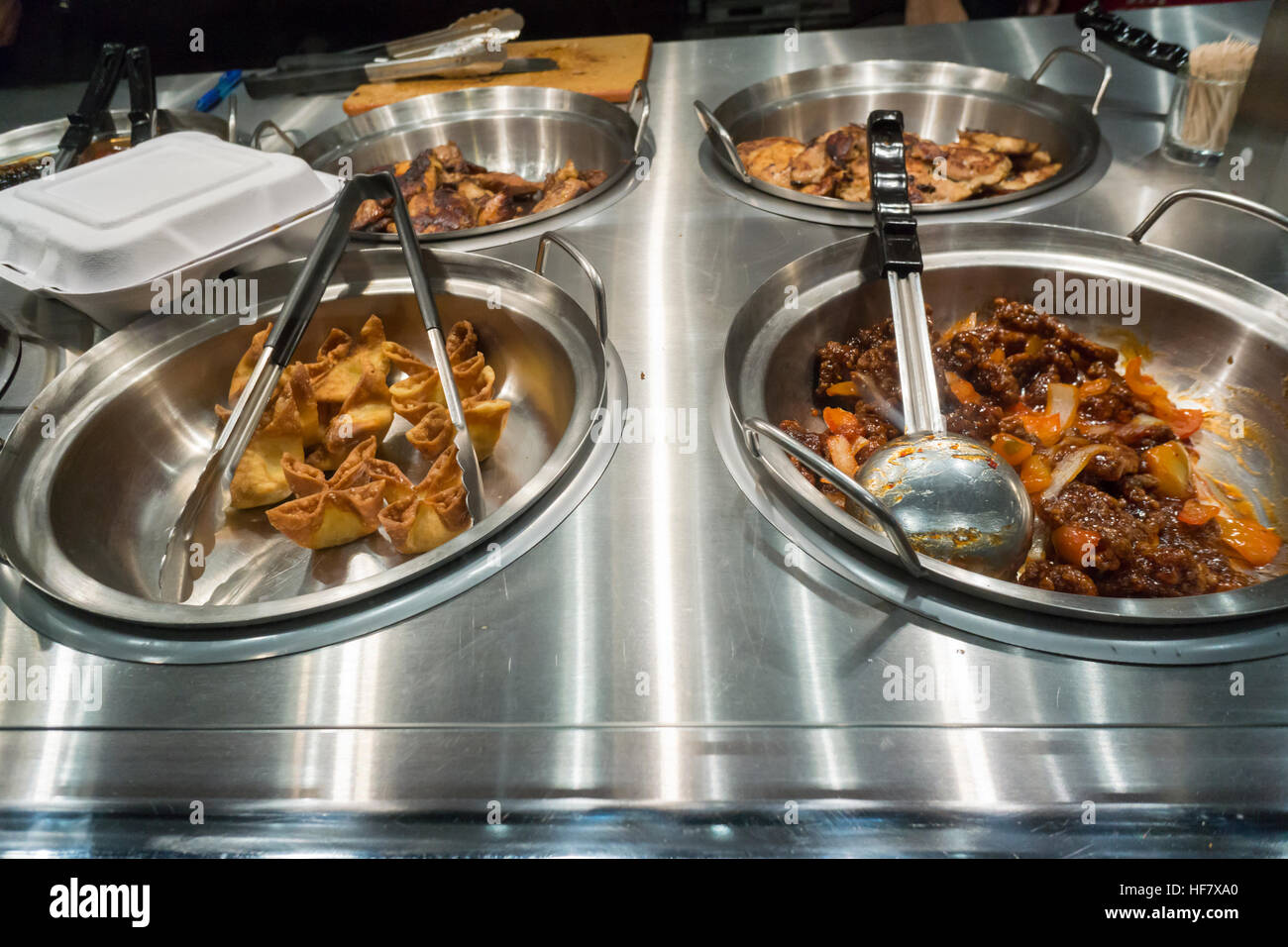Il cibo in attesa di essere servite nella nuova apertura Panda Express a New York vicino Penn Station su Venerdì, Dicembre 23, 2016. Panda Express, onnipresente in centri commerciali e negli aeroporti e noto per la sua firma "arancione" di pollo piatto, è nel processo di espansione in New York. Il ristorante è di proprietà privata e ha 1.800 negozi sparsi in tutto il mondo. (© Richard B. Levine) Foto Stock