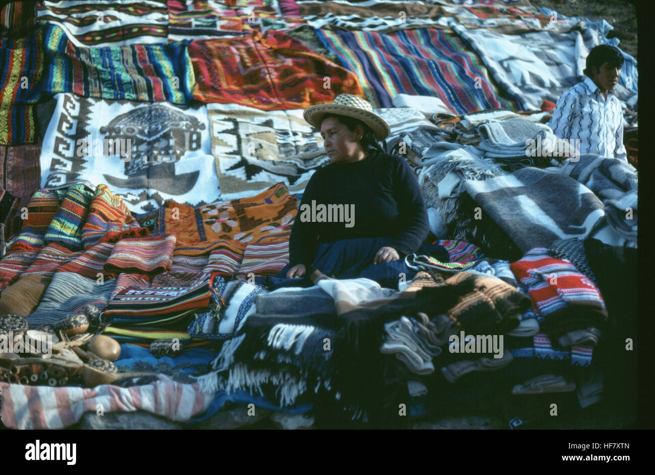 Questa fotografia mostra una mostra su strada di tappeti fatti a mano vicino a Cuzco, in Perù. L'immagine cattura i colori vivaci e i disegni intricati dei tessuti realizzati localmente, mettendo in mostra l'artigianato peruviano. Foto Stock