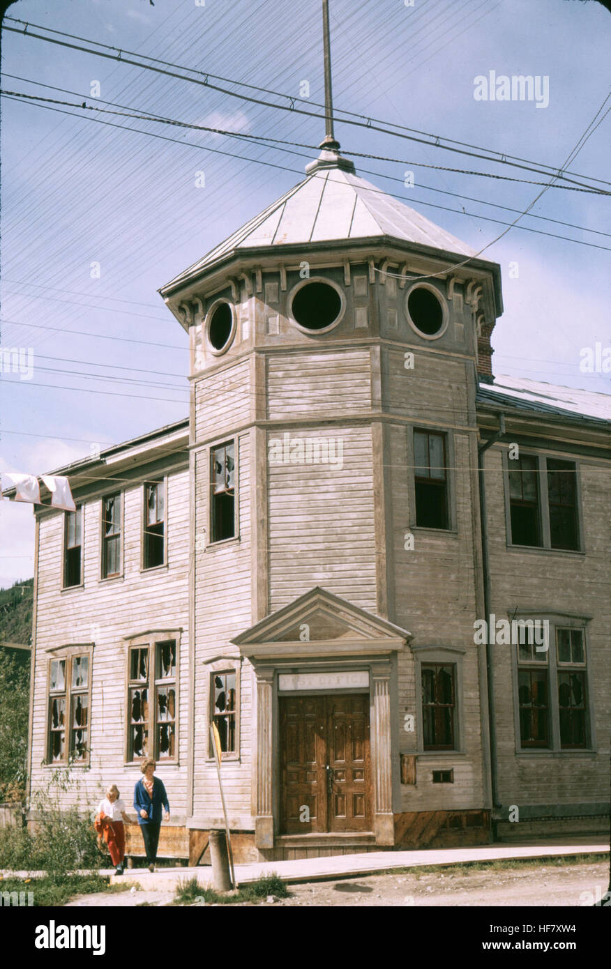 Una fotografia dell'edificio dell'Old Post Office a Dawson, territorio dello Yukon, Canada, un importante punto di riferimento nella storia della regione. L'edificio riflette il primo sviluppo dell'area durante l'era della corsa all'oro di Klondike. Foto Stock