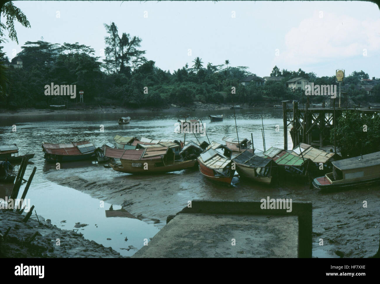 Una fotografia che mostra i tradizionali sampani sul fiume Sarawak a Kuching, Sarawak, Malesia, che rappresentano i trasporti locali e le pratiche culturali nel Borneo. Foto Stock