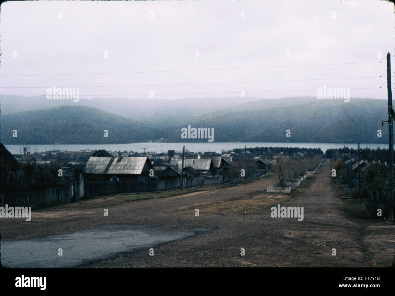 Vista di un villaggio di pescatori sulle rive del lago Baikal, situato a est di Irkutsk, Siberia. Il lago Baikal è noto per essere il lago più profondo del mondo ed è ricco di vita ittica. Foto Stock