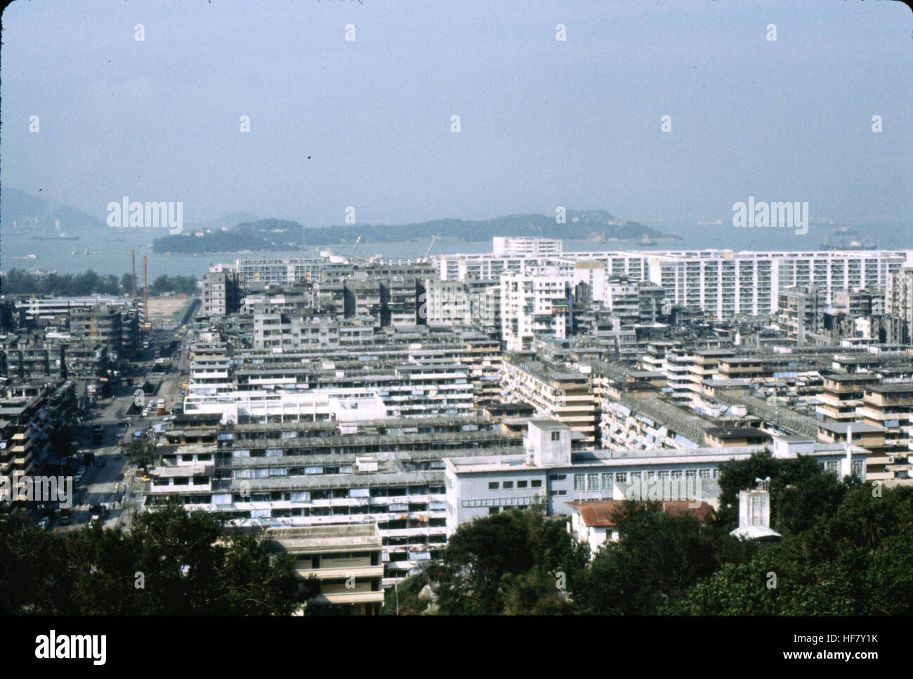 Questa immagine raffigura un'area di reinsediamento per i rifugiati in fuga dalla Repubblica popolare cinese e da Hong Kong. Esso riflette gli sforzi volti a fornire riparo e sostegno agli sfollati durante un periodo di migrazione significativo. Foto Stock