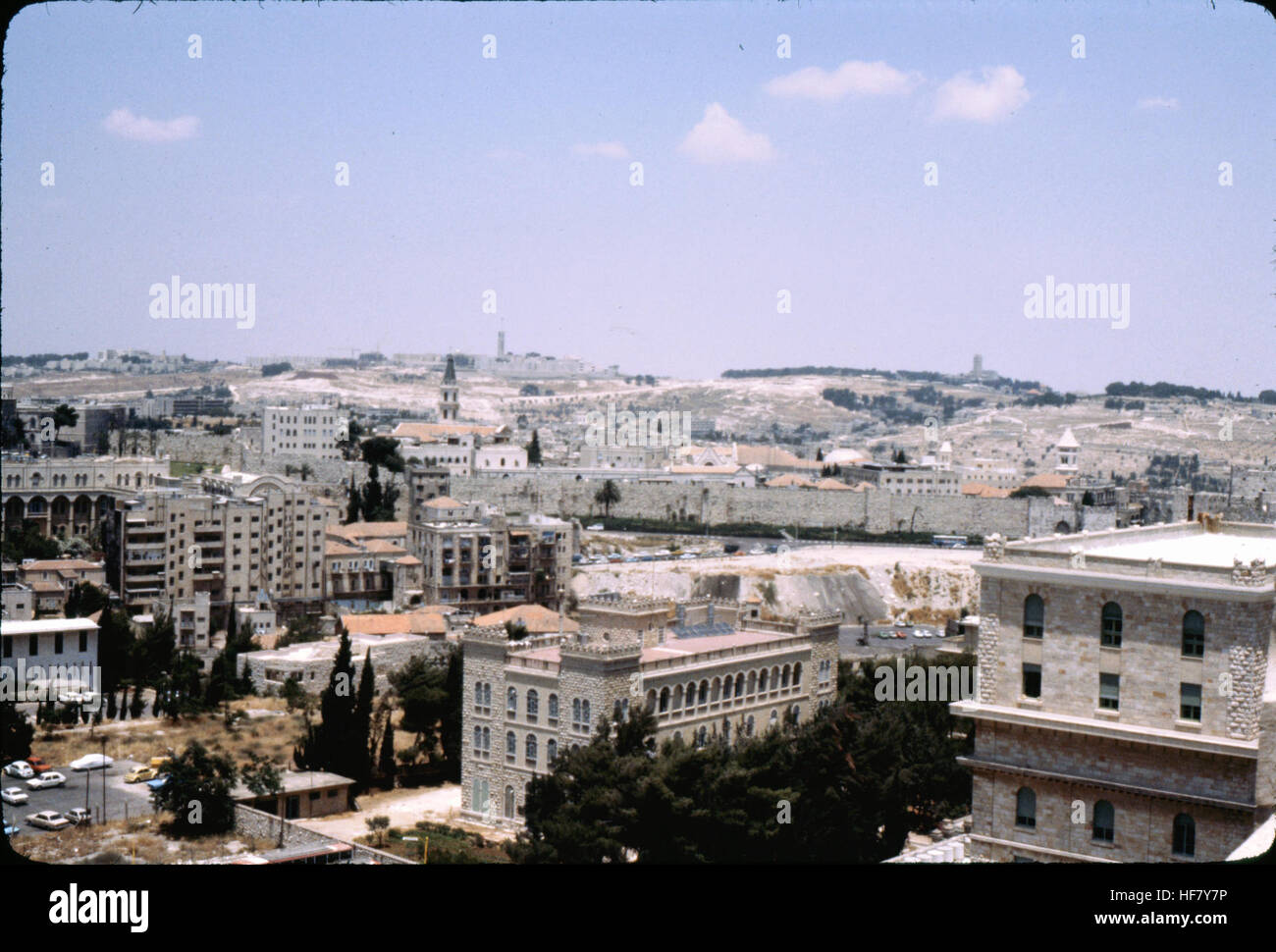 La città fortificata di Gerusalemme, Israele, è un sito antico e storicamente significativo, sede di numerosi monumenti religiosi e culturali. Le sue mura fortificate sono state una parte centrale della difesa e dell'architettura della città per secoli. Foto Stock