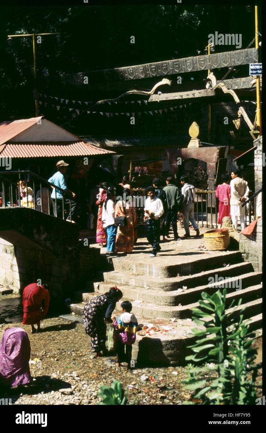 Questa immagine cattura l'area sacra vicino al fiume Bagmati, un affluente nella valle di Kathmandu, Nepal, noto per il suo significato religioso e i rituali associati alle pratiche indù e buddiste. Foto Stock