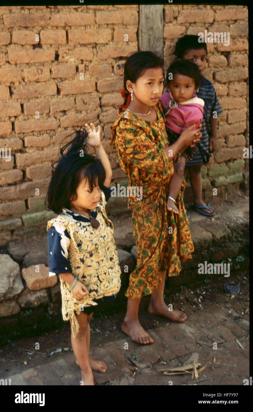 Questa immagine mostra i bambini in un villaggio di Newari nella valle di Kathmandu, Nepal, mettendo in evidenza la cultura e lo stile di vita tradizionali del popolo Newar in questa regione. Foto Stock