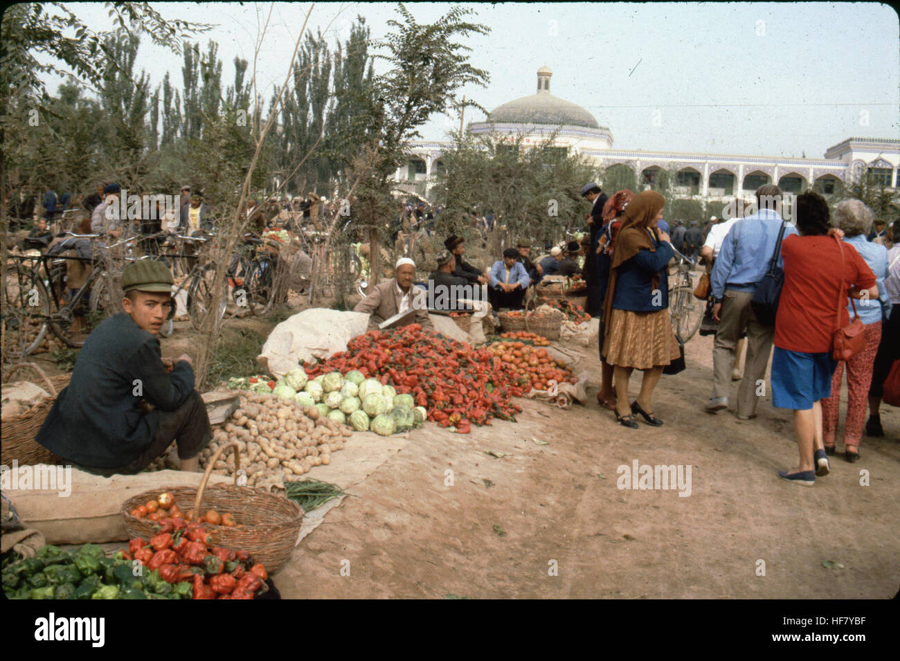 Una scena di mercato da Kashgar nello Xinjiang, in Cina, che mostra frutta e verdura commerciate in un bazar all'aperto. L'immagine cattura la natura vivace e vivace del mercato e mette in evidenza il commercio e i prodotti locali. Foto Stock