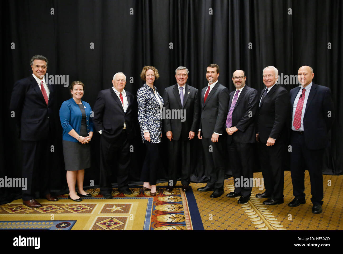 Stati Uniti Delle dogane e della protezione delle frontiere commissario R. Gil Kerlikowske in posa per una foto con ACIA ai membri del comitato esecutivo dopo la consegna del pranzo keynote commento ai partecipanti di U.S. Air Cargo Industry Affairs vertice di Washington, D.C., 4 ottobre 2016. Da Glenn Fawcett Foto Stock