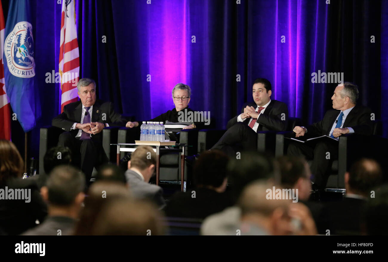 Da sinistra, U.S. Delle dogane e della protezione delle frontiere commissario R. Gil Kerlikowske, Tina Namiesniowski, Vice Presidente Esecutivo del Canada Border Services Agency, Ricardo Trevino Chapa, Amministratore generale de Aduanas del Messico, e moderatore Alan Bersin, DHS Assistente Segretario della politica che si impegnano in un panel di discussione al 2016 East Coast Trade simposio tenutosi in Crystal City, Virginia, 1 dicembre 2016. Stati Uniti Delle dogane e della protezione delle frontiere Foto di Glenn Fawcett Foto Stock