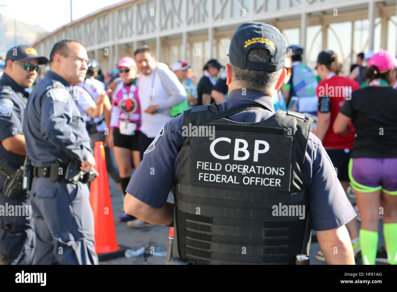 Stati Uniti Delle dogane e della protezione delle frontiere ufficiali forniscono sicurezza vicino al traguardo della corsa internazionale di Stati Uniti Messico 10k gara in cima al paso del Norte international border crossing in El Paso, Texas, e il Agosto 8, 2016. Quasi 700 corridori hanno partecipato all'evento che li ha portati su un corso che attraversano il confine tra El Paso, Texas, e Juarez, Messico. da Roger Maier Foto Stock