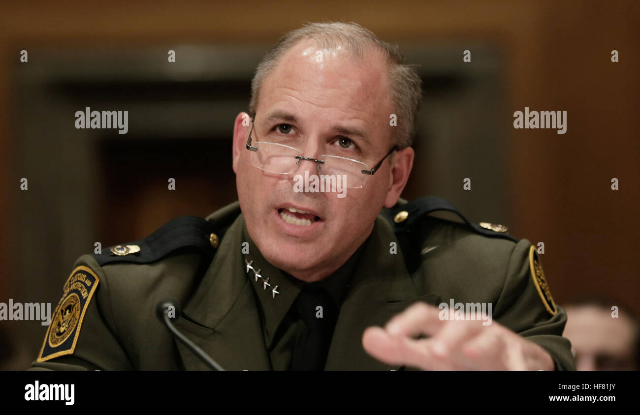 Stati Uniti Pattuglia di Confine Chief Mark Morgan testimonia davanti al comitato del Senato sulla Homeland Security & gli affari governativi in una audizione intitolata ÒInitial osservazioni della nuova leadership presso l'U.S. Confine PatrolÓ nel senato Dirksen Building a Washington D.C., Novembre 30, 2016. Stati Uniti Delle dogane e della protezione delle frontiere Foto di Glenn Fawcett Foto Stock