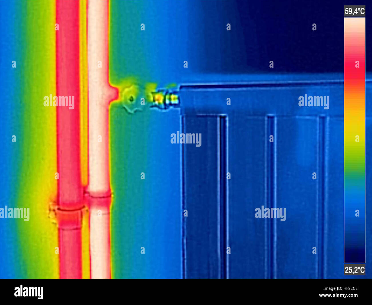 Immagine termica infrarosso chiusa del radiatore del riscaldatore nella casa Foto Stock